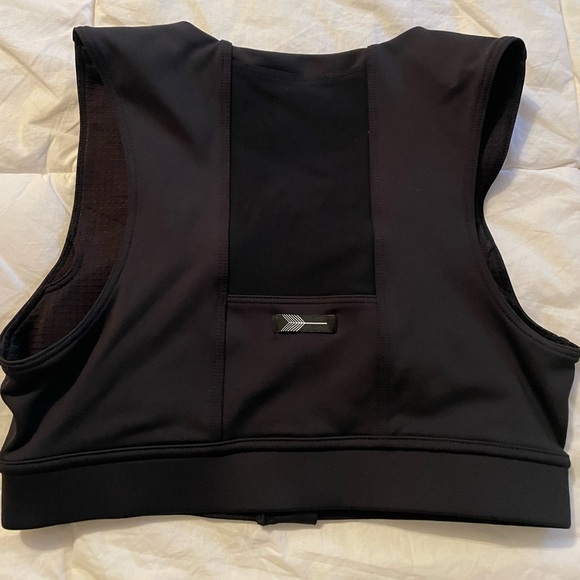 Oiselle black Flyout Bra with large back mesh pocket for phone, sz 6 - Picture 2 of 3